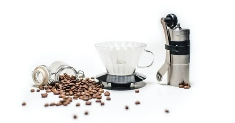 【挽きたてコーヒーは格別】ソロキャンプにおすすめの小型コーヒーミル3選